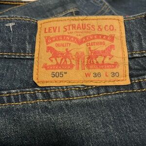 Levi's Men's Dark Blue 505 Relaxed Jeans 36 x 30 zip fly - perfect condition